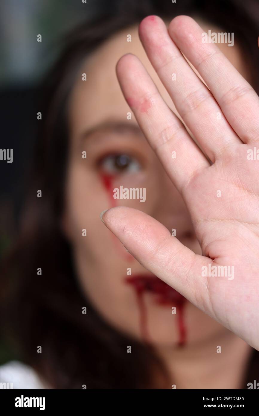 Cerrar la foto de un ojo femenino con la sangre derramando de ella. Foto de stock