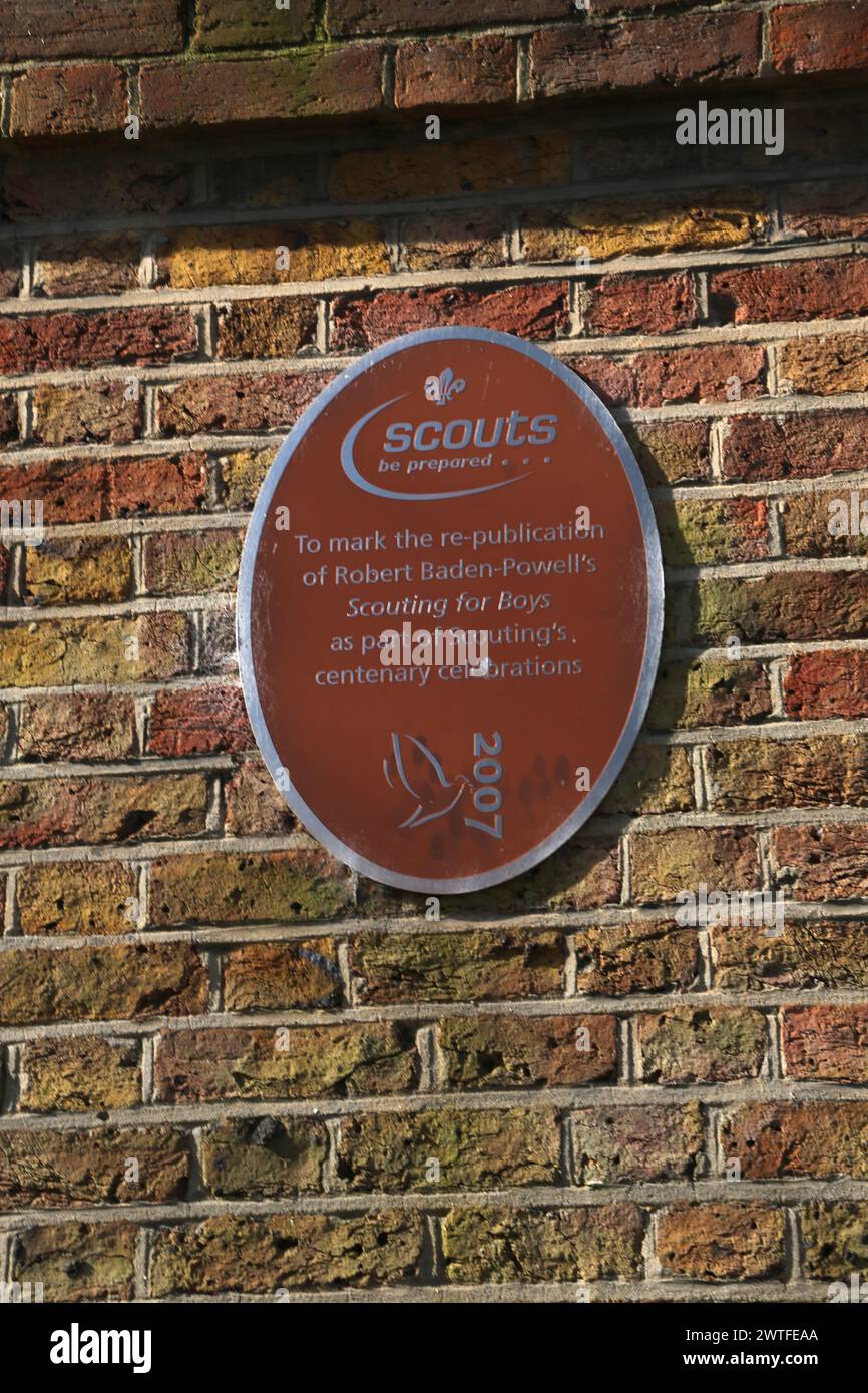 Placa conmemorativa para conmemorar la republicación de Robert Baden-powell's Scouting for Boys en la base octogonal del molino de viento de Wimbledon Wimbledon Common Eng Foto de stock