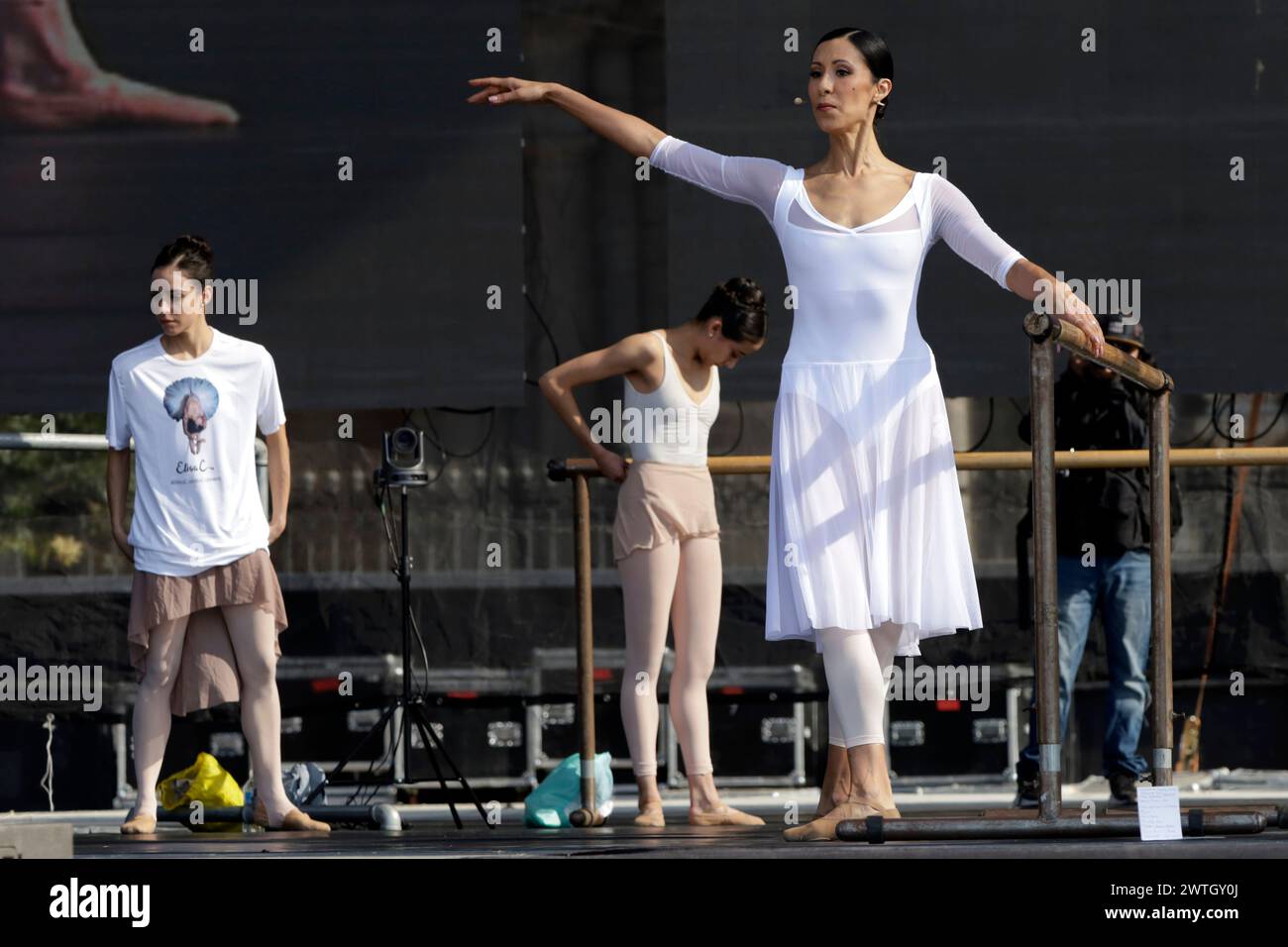 Ciudad de México, México. 17 de marzo de 2024. ELISA Carrillo Cabrera, la bailarina principal del Staatsballett Berlin, está impartiendo una clase masiva de ballet con más de 5000 participantes como parte del Tiempo de las Mujeres: Festival por la Igualdad en el Zócalo, en la Ciudad de México, México, el 17 de marzo de 2024. (Foto de Luis Barron/Grupo Eyepix) (Foto de Eyepix/NurPhoto) Crédito: NurPhoto SRL/Alamy Live News Foto de stock