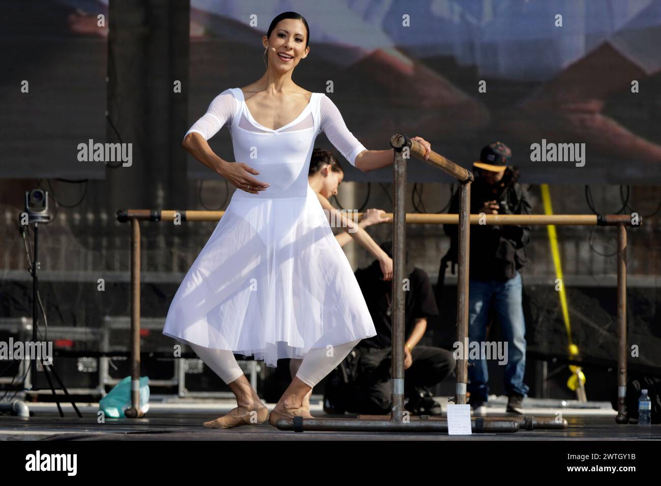 Ciudad de México, México. 17 de marzo de 2024. ELISA Carrillo Cabrera, la bailarina principal del Staatsballett Berlin, está impartiendo una clase masiva de ballet con más de 5000 participantes como parte del Tiempo de las Mujeres: Festival por la Igualdad en el Zócalo, en la Ciudad de México, México, el 17 de marzo de 2024. (Foto de Luis Barron/Grupo Eyepix) (Foto de Eyepix/NurPhoto) Crédito: NurPhoto SRL/Alamy Live News Foto de stock