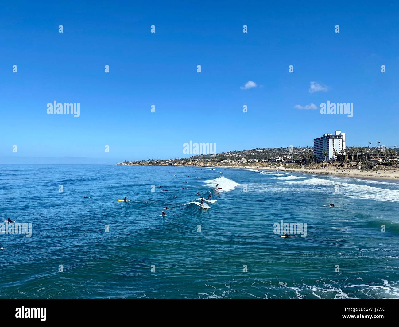 Pacific Beach Blues - longboarding cerca de Crystal Pier en Pacific Beach, California Foto de stock