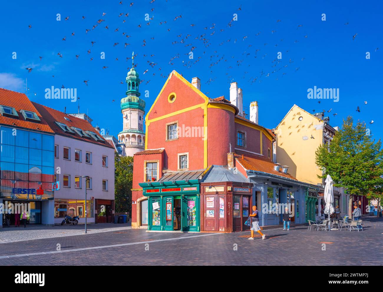 Sopron, Hungría - 13 de octubre de 2023: Vista de antiguas casas históricas coloridas y quioscos de tiendas vintage en la parte central de Sopron Foto de stock