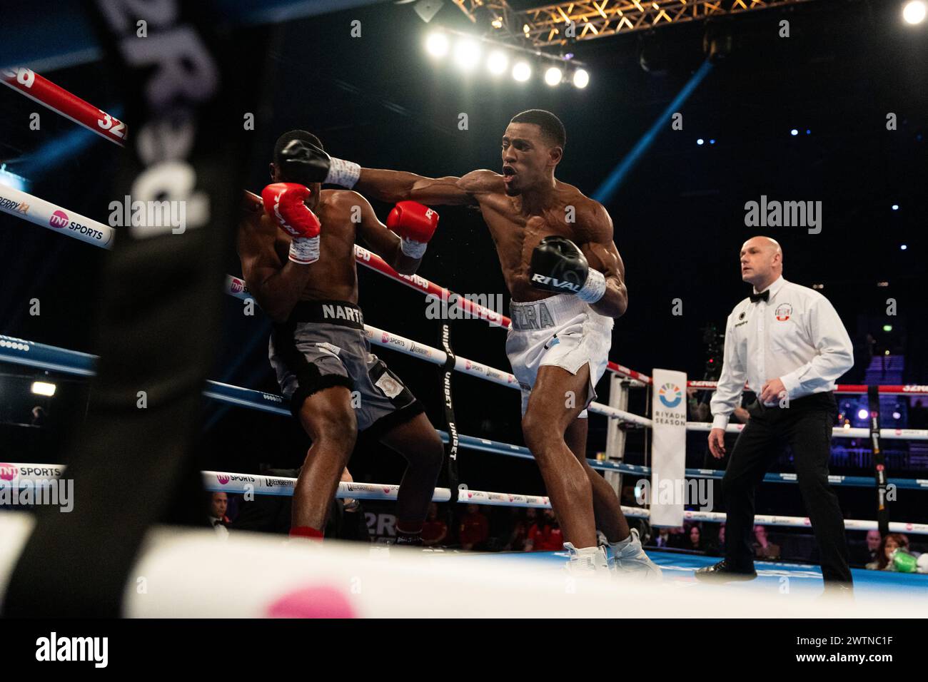 Ezra Taylor vs Prince Oko Nartey abre la tarjeta en el evento Frank Warren's Queesnberry Magnificent 7 en Resorts World en Birmingham Foto de stock