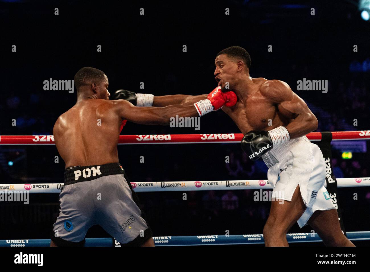 Ezra Taylor vs Prince Oko Nartey abre la tarjeta en el evento Frank Warren's Queesnberry Magnificent 7 en Resorts World en Birmingham Foto de stock