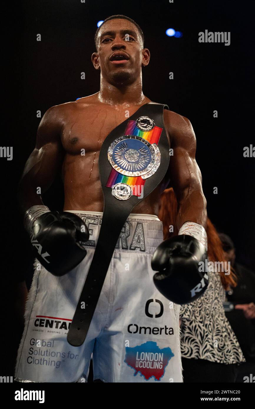 Ezra Taylor vs Prince Oko Nartey abre la tarjeta en el evento Frank Warren's Queesnberry Magnificent 7 en Resorts World en Birmingham Foto de stock