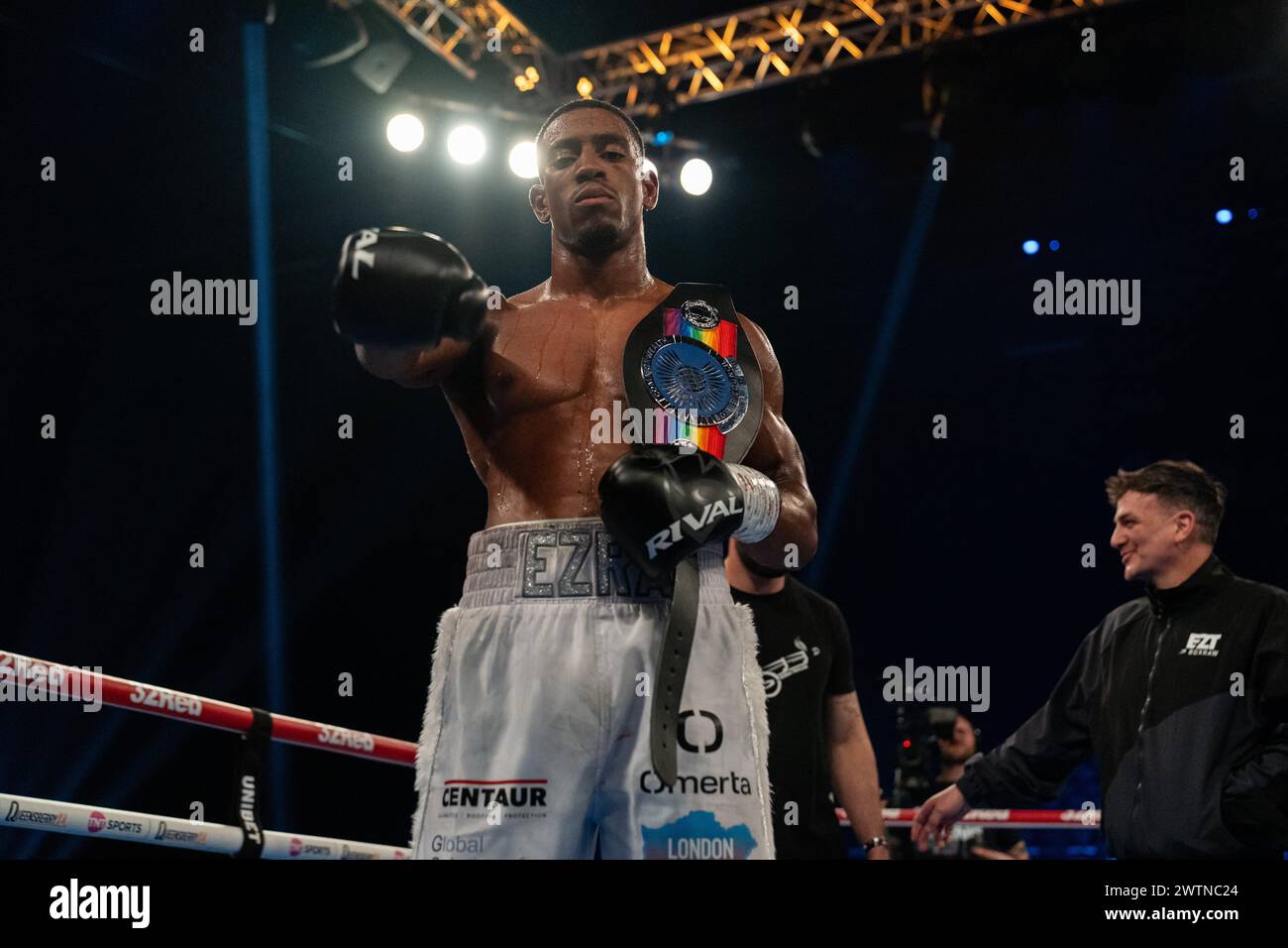 Ezra Taylor vs Prince Oko Nartey abre la tarjeta en el evento Frank Warren's Queesnberry Magnificent 7 en Resorts World en Birmingham Foto de stock