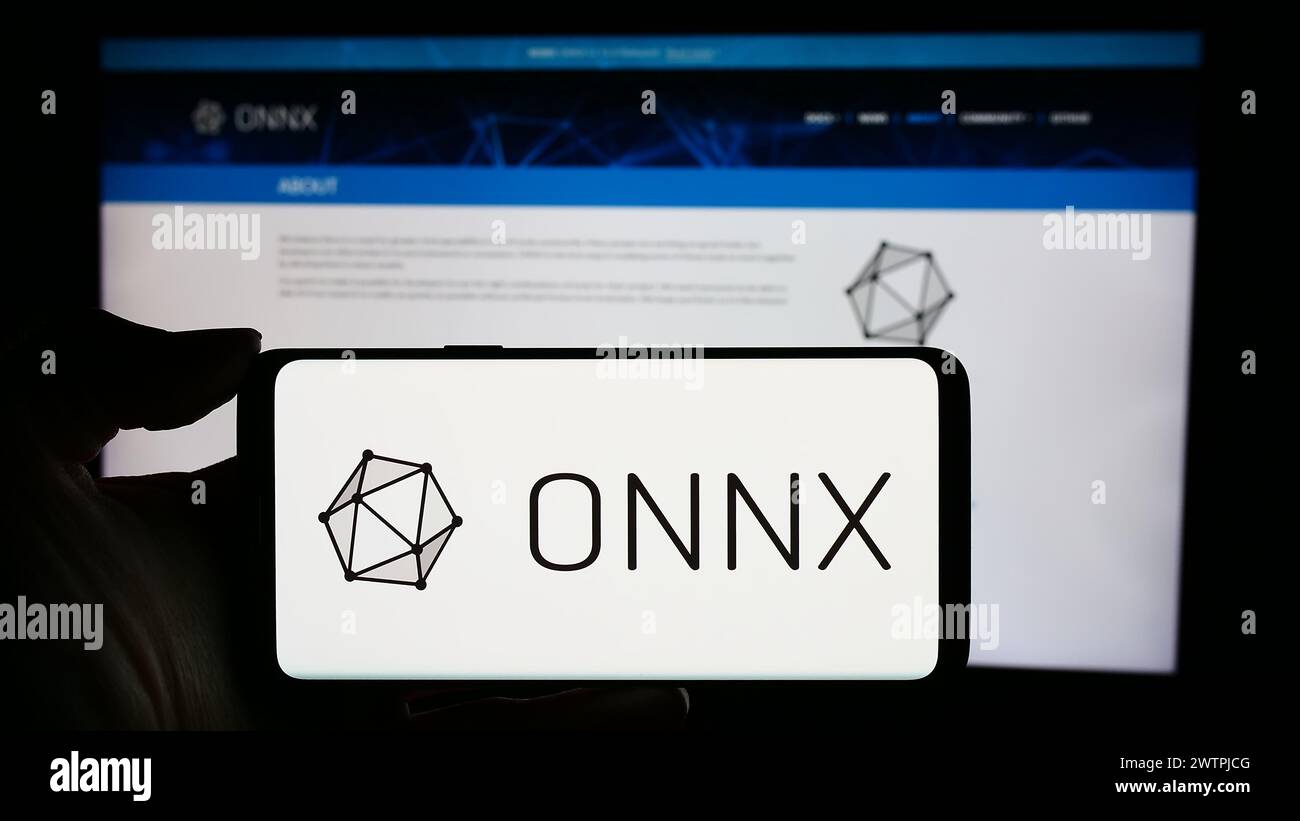 Persona que sostiene el teléfono celular con el logotipo del ecosistema de IA Open Neural Network Exchange (ONNX) frente a la página web. Enfoque en la pantalla del teléfono. Foto de stock