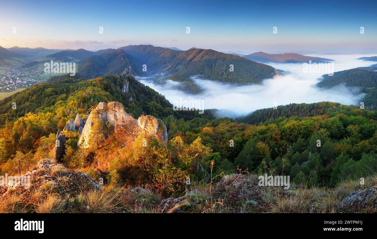 Hermoso amanecer en las montañas, Paisaje panorama en Sulov - Eslovaquia Foto de stock