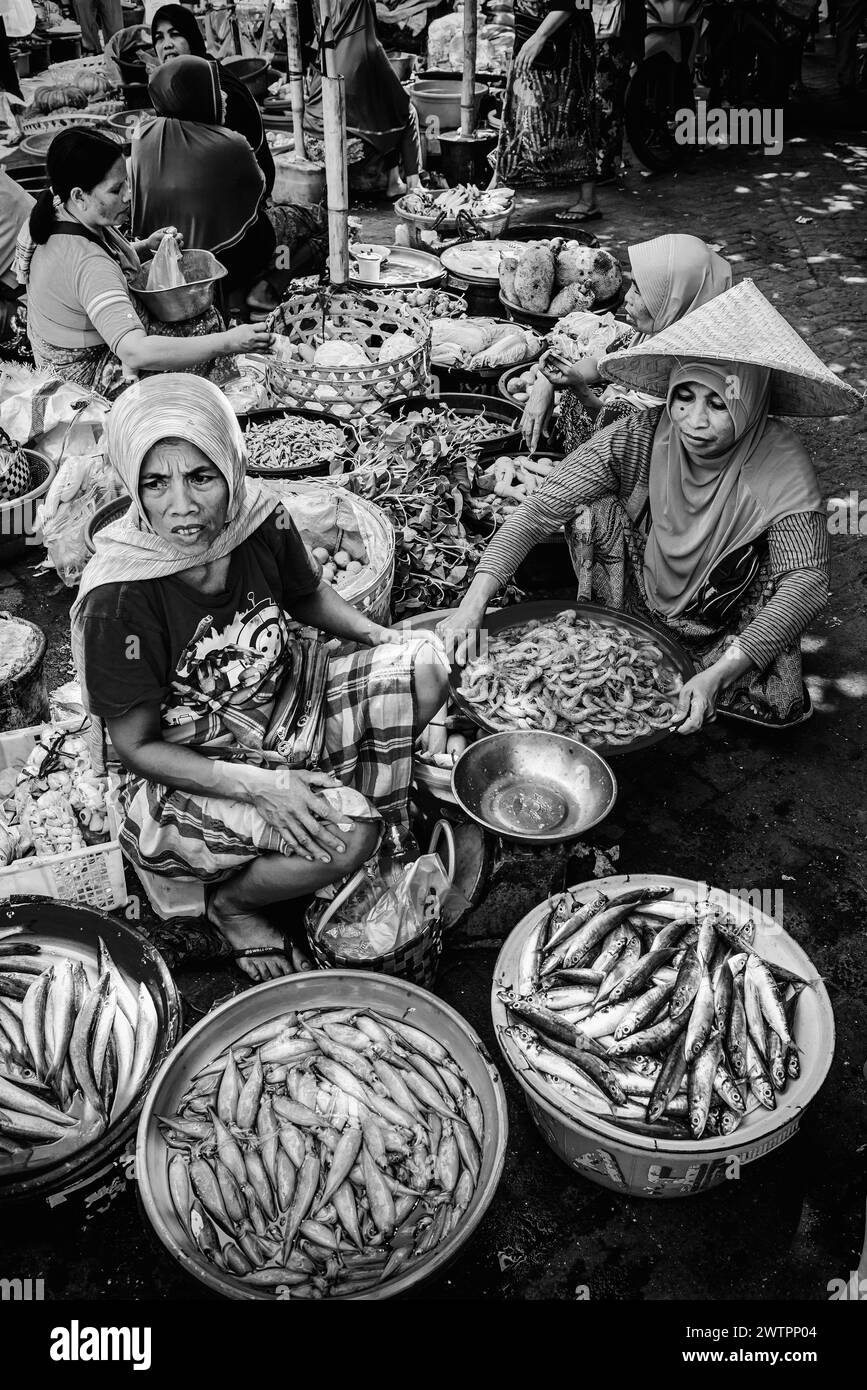 Mercado de alimentos auténtico tradicional, vendedor, mujer, fruta, verdura, fresco, pescado, comida, nutrición, venta, comercio, bazar, auténtico, vector de enfermedades Foto de stock