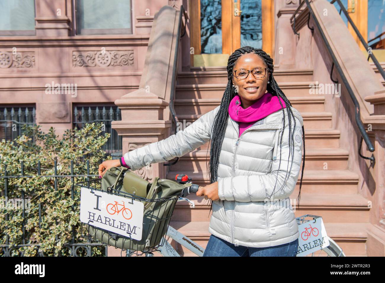 Mujer en gira Nueva York, EE.UU. Atractiva mujer afroamericana, adulta dando una visita guiada en bicicleta a Touristts y visitantes a través de Harlem, Manhattan. MRYES Nueva York Las calles de Harlem Nueva York Estados Unidos de América Copyright: XGuidoxKoppesx Foto de stock