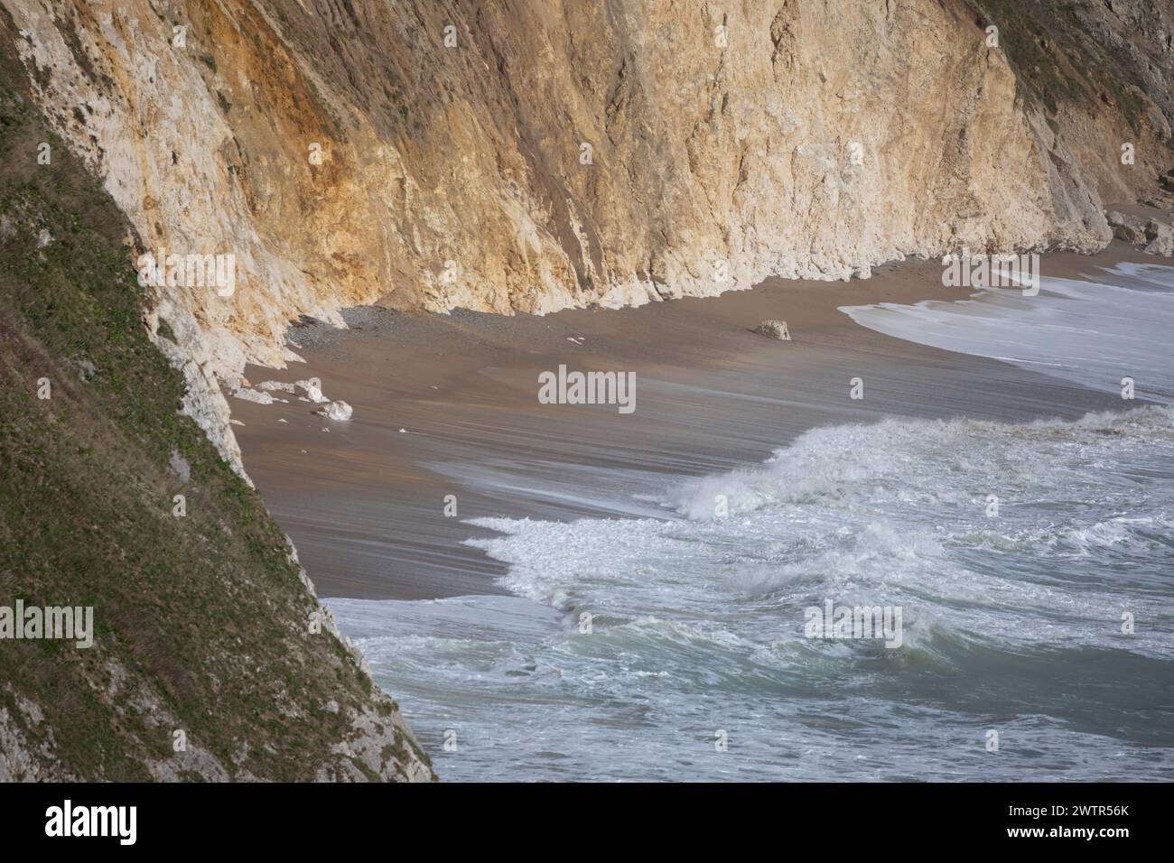 Acantilados de piedra caliza, parte de la Costa Jurásica cerca de Durdle Door en marzo, Dorset, Inglaterra, Reino Unido Foto de stock