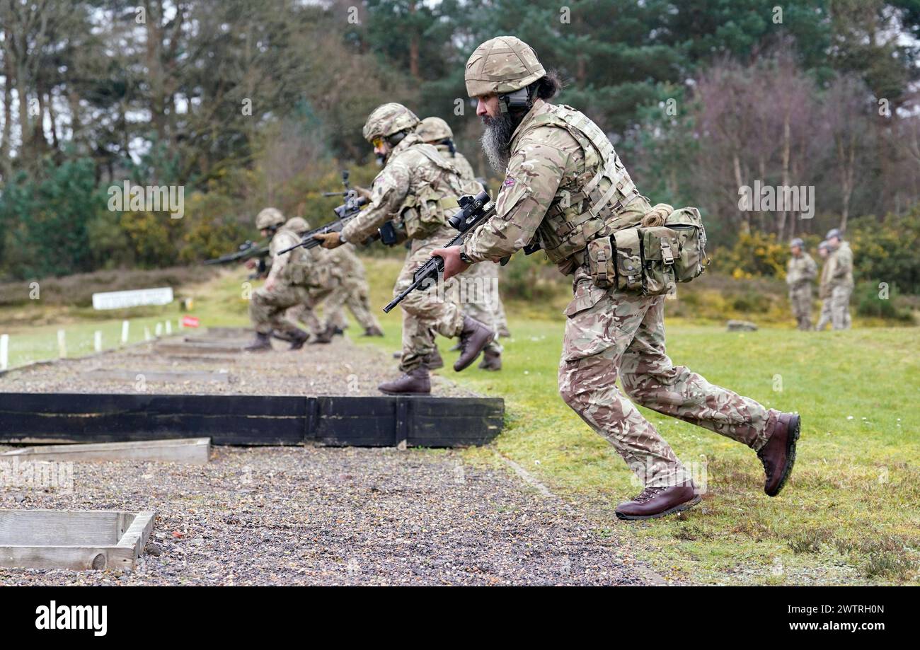 El Mayor Harj Singh Shergill se encuentra en su posición de tiro durante una competencia de tiro durante el festival militar Holla Mahalla Sikh, en la guarnición Aldershot, Hampshire. El centenario festival Hola Mahalla celebra las tradiciones marciales sij y promueve el coraje, la preparación y la preparación. Fecha de la foto: Martes 19 de marzo de 2024. Foto de stock