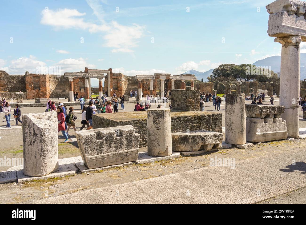 Plaza del Foro de Pompeya, centro de la vida en la antigua Pompeya, la ciudad de Pompeya era una antigua ciudad romana cerca de Nápoles, Italia Foto de stock