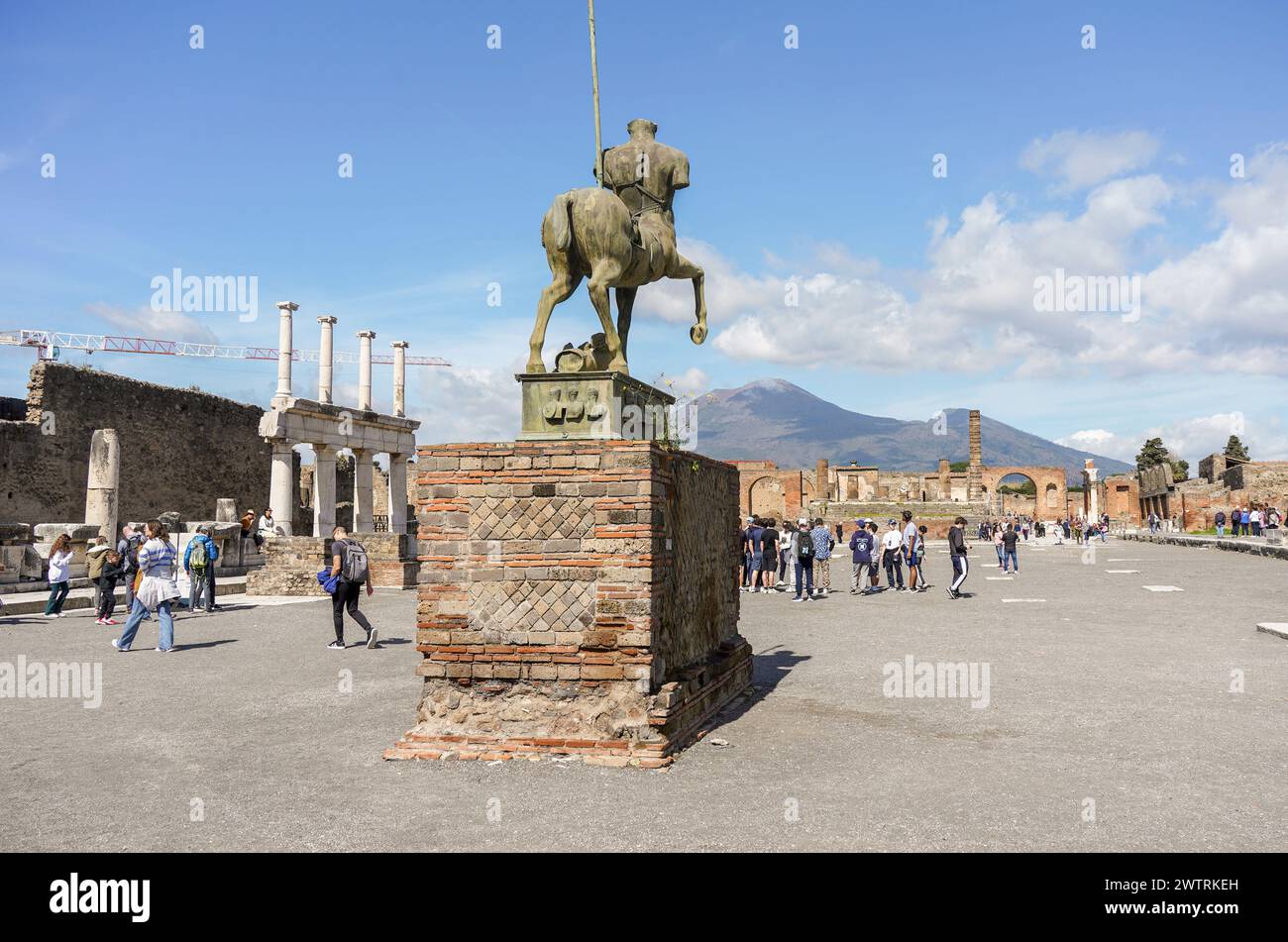 Plaza del Foro de Pompeya, centro de la vida en la antigua Pompeya, con el volcán Vesubio en el fondo, Nápoles, Italia Foto de stock