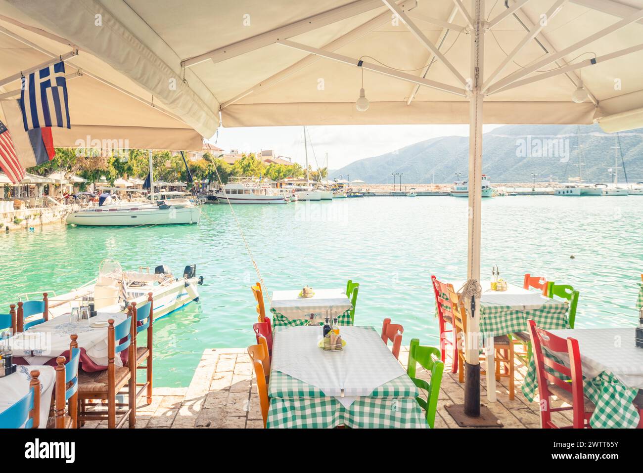 Bahía de Vassiliki en un soleado día de primavera con taberna y cafés en la isla de Lefkada Foto de stock