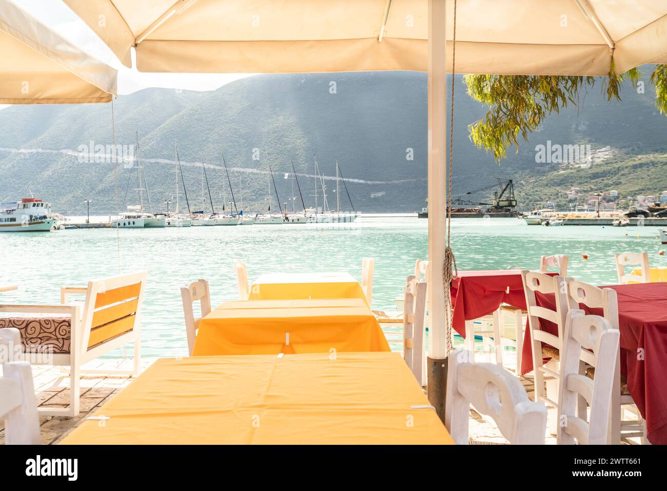 Bahía de Vassiliki en un soleado día de primavera con taberna y cafés en la isla de Lefkada Foto de stock