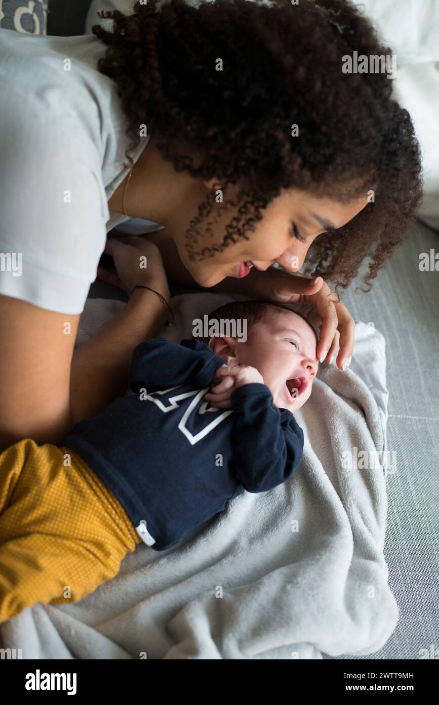 Momento tierno entre una madre y su bebé recién nacido Foto de stock