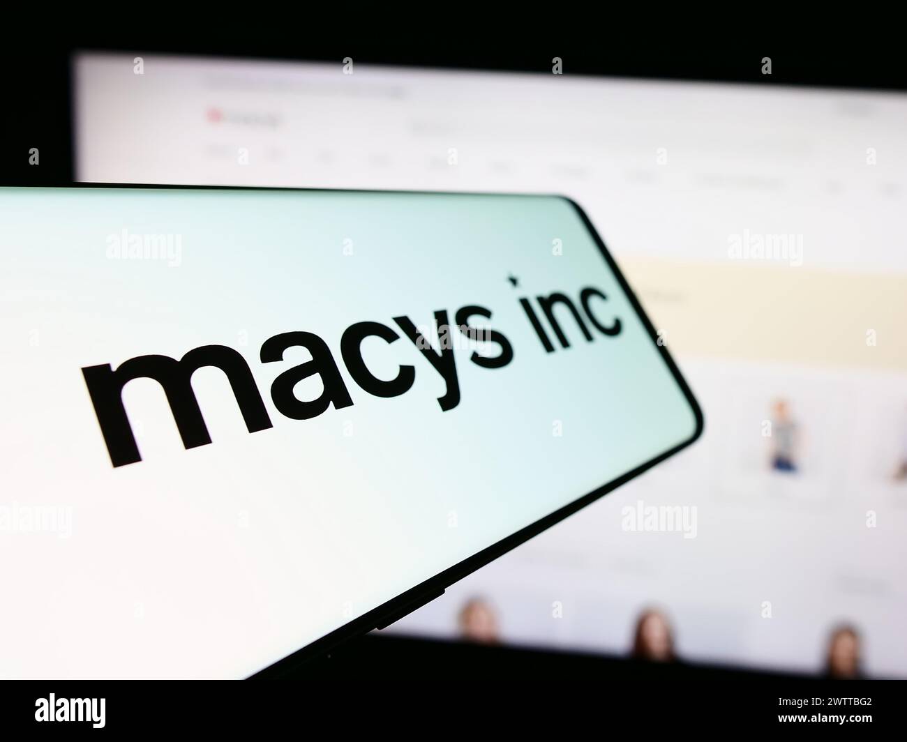 Teléfono móvil con el logotipo de la empresa minorista estadounidense Macy’s Inc. Frente al sitio web del negocio. Enfoque en centro-izquierda de la pantalla del teléfono. Foto de stock