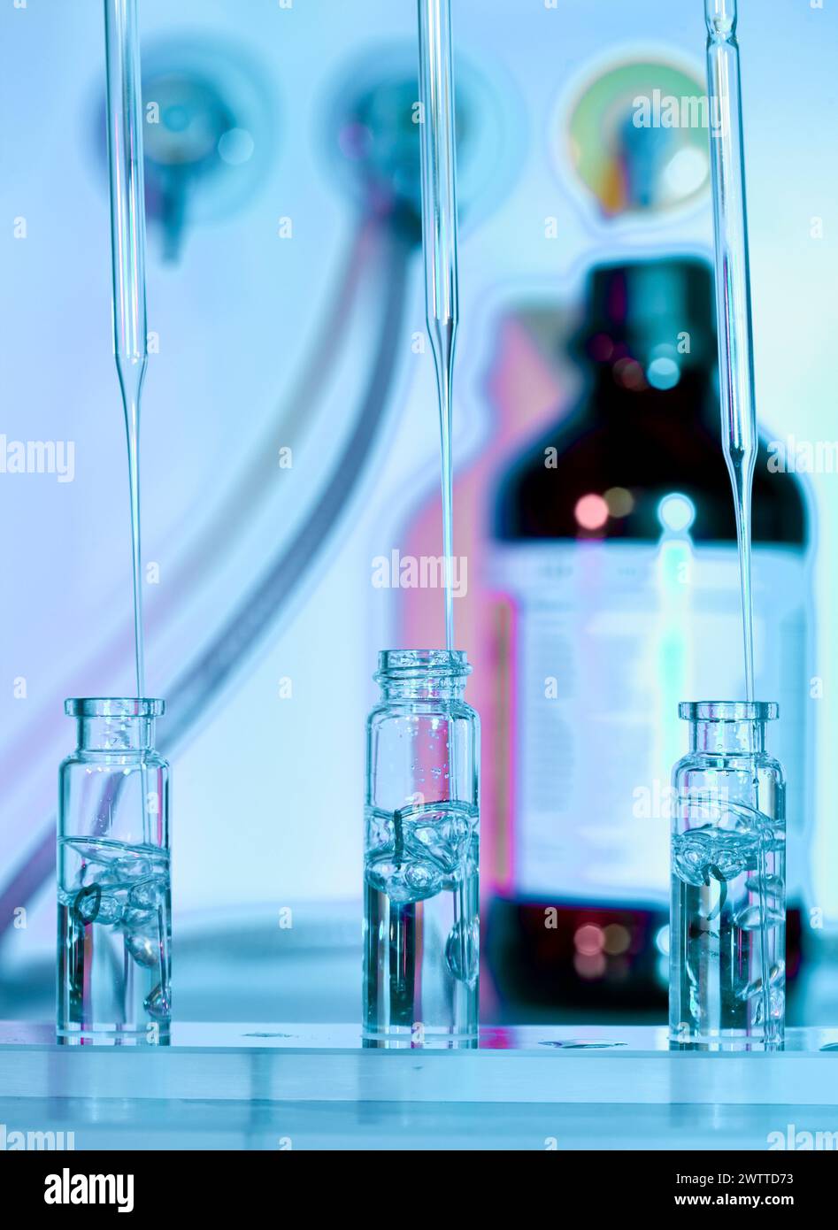 Ciencia en acción con pipetas que dispensan líquido en tubos de ensayo Foto de stock