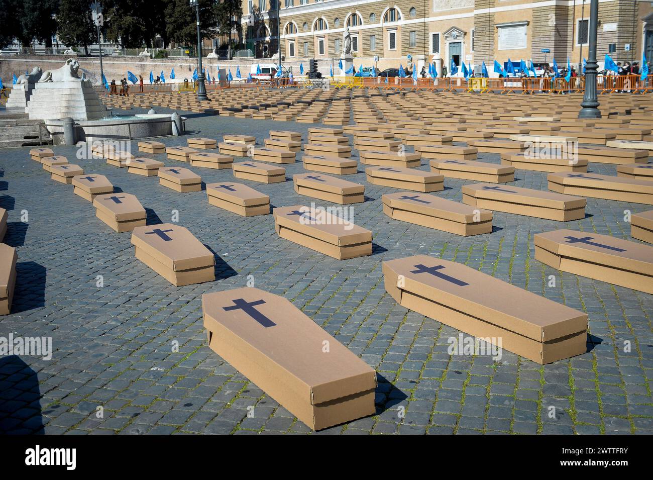 Italia, Roma, 19 de marzo de 2024: Manifestación sindical de la UIL contra las muertes en el trabajo. Flash Mob del sindicato UIL, 1000 ataúdes en Piazza del Popolo para recordar las muertes en el trabajo Foto © Stefano Carofei/Sintesi/Alamy Live News Foto de stock