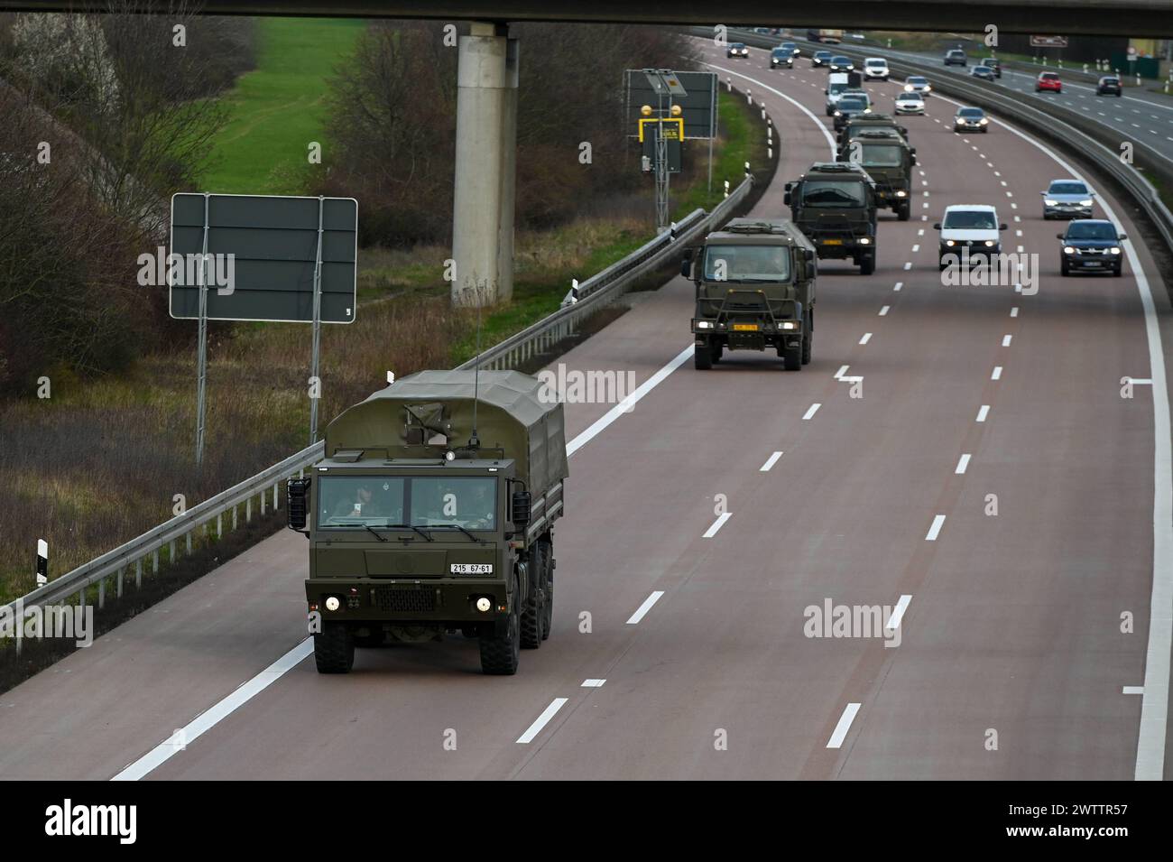 A14/Leipzig - Militär-Konvoi auf der A14 in Richtung Sachsen-Anhalt ...