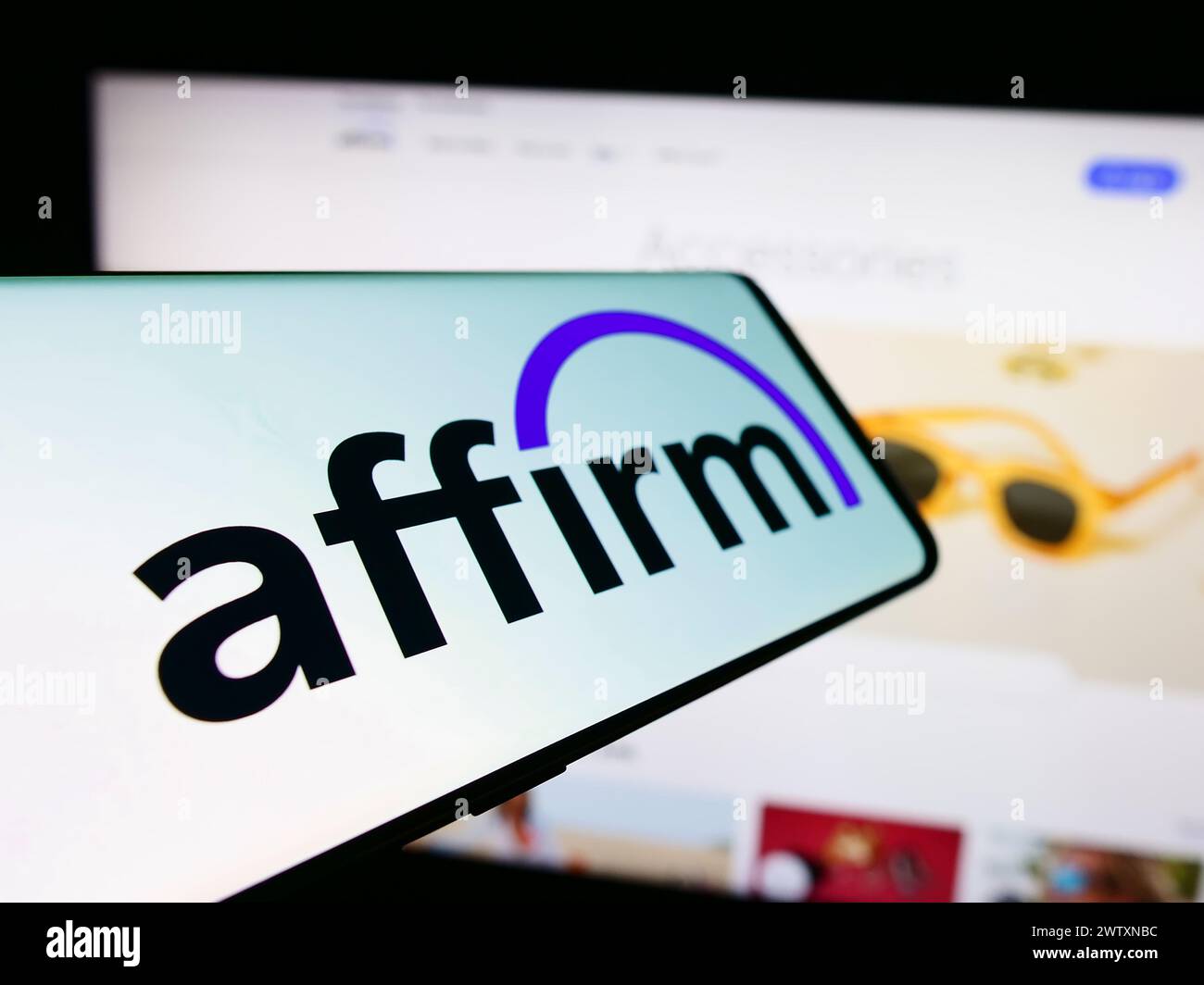 Teléfono móvil con el logotipo de la compañía estadounidense de fintech Affirm Holdings Inc. Frente al sitio web del negocio. Enfoque en centro-izquierda de la pantalla del teléfono. Foto de stock