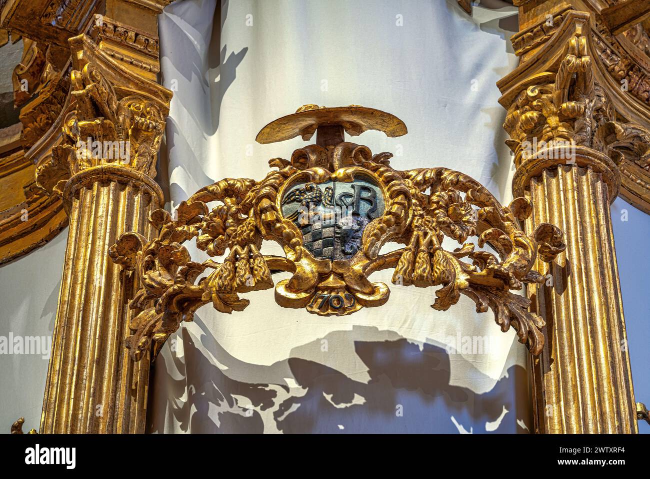 Detalle del órgano histórico, destruido y reconstruido después del terremoto de 2009, en la Basílica de Santa Maria di Collemaggio. L'Aquila, Abruzos, Italia Foto de stock