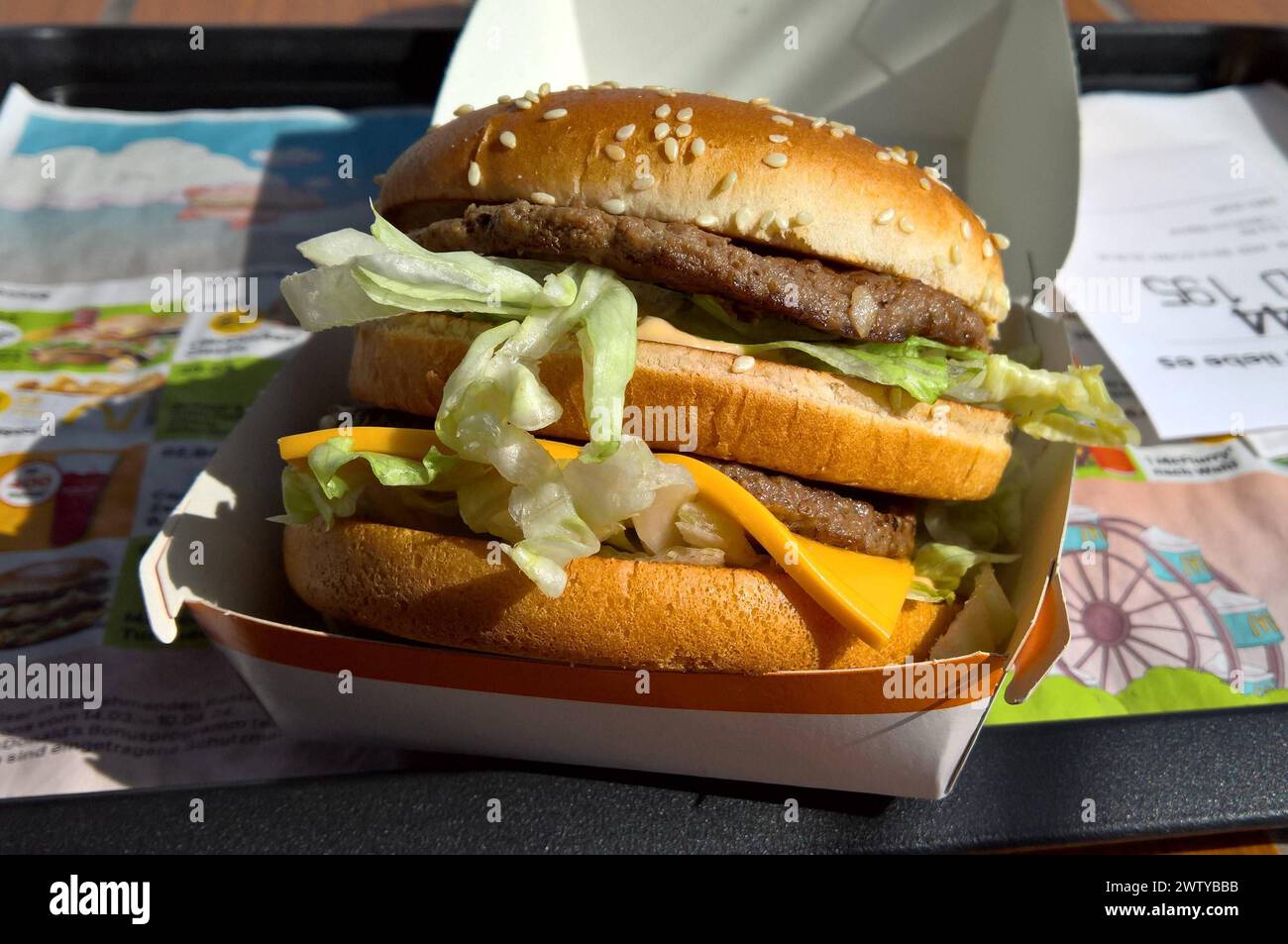 Was Kostet Ein Doppel Cheeseburger Bei Mcdonald's Double cheeseburger mcdonalds fotografías e imágenes de alta resolución