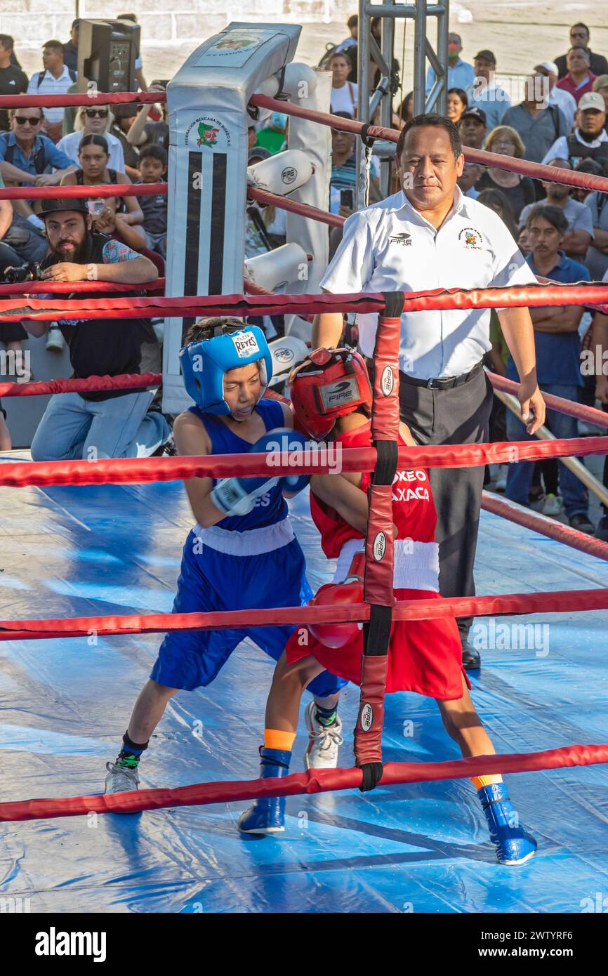 Oaxaca, México - Partido de boxeo juvenil en el zócalo. Foto de stock