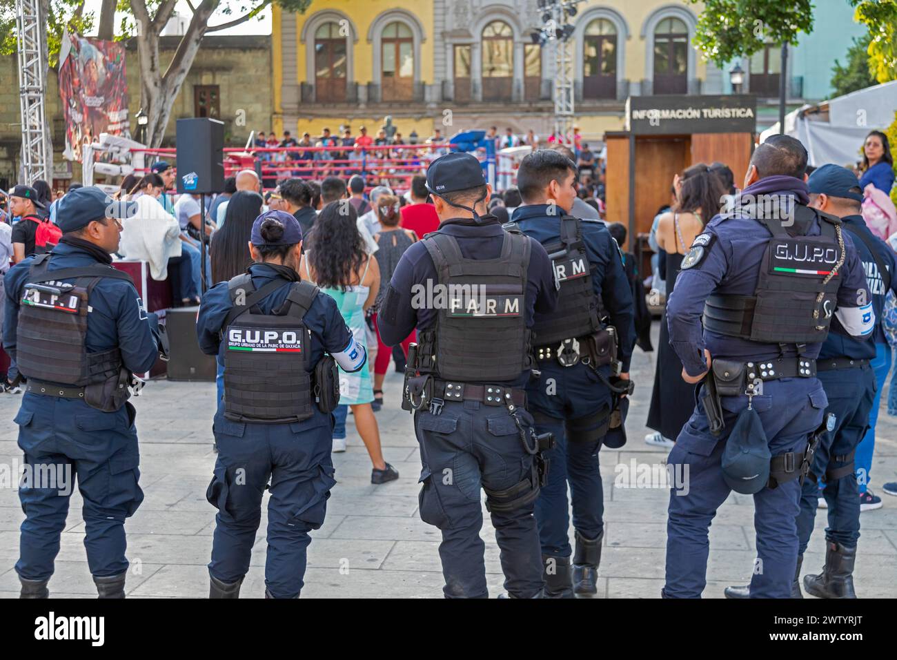 Oaxaca, México - Los oficiales de policía vigilan afuera de un partido de boxeo juvenil en el zócalo. Foto de stock