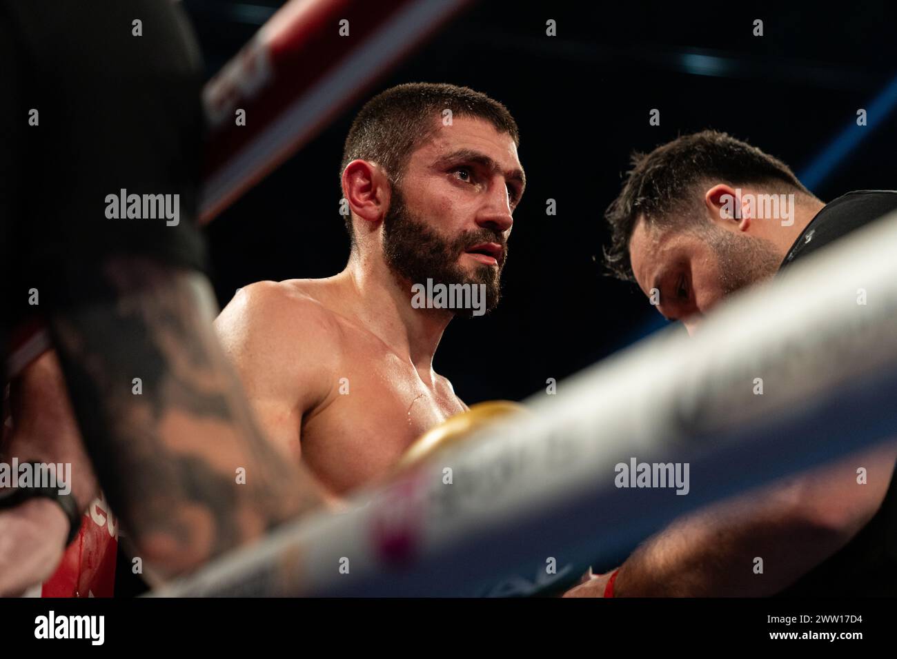 Pierce O'Leary logra una victoria por nocaut sobre Hovhannes Martirosyan Foto de stock