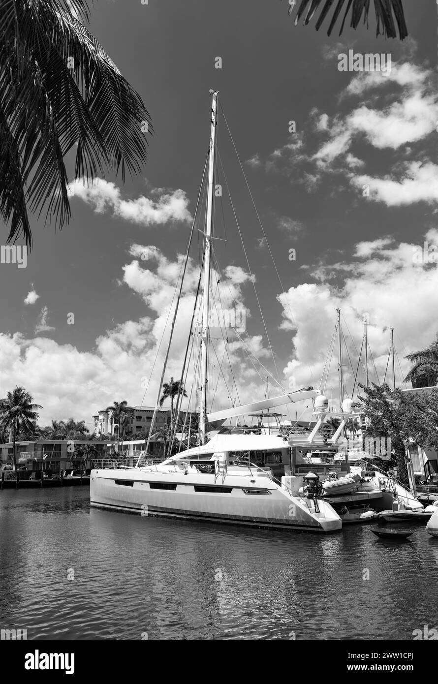 Miami, Florida EE.UU. - 25 de marzo de 2023: Vacaciones de verano velero yate catamarán en miami Foto de stock