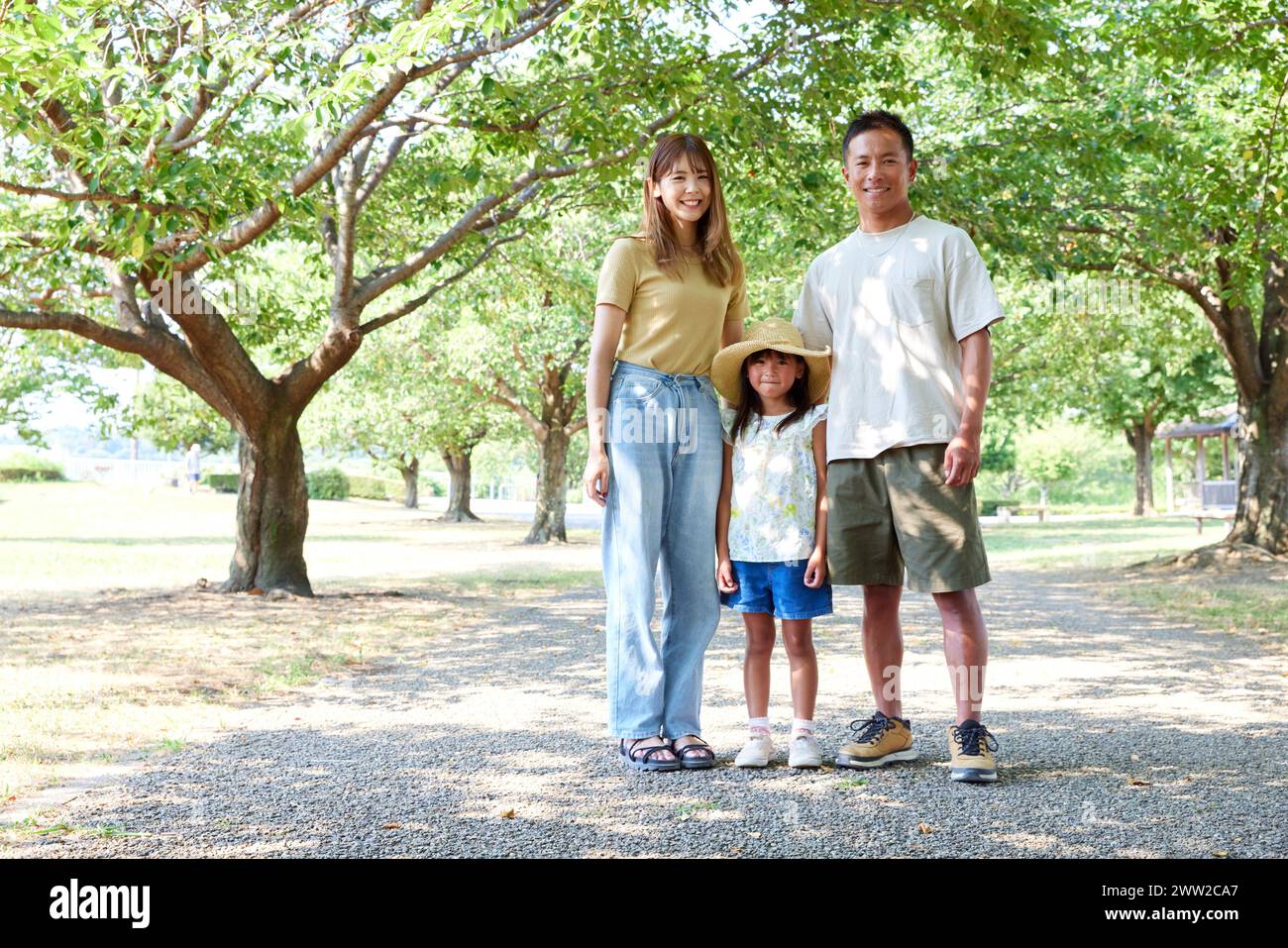 Familia asiática en parque Foto de stock