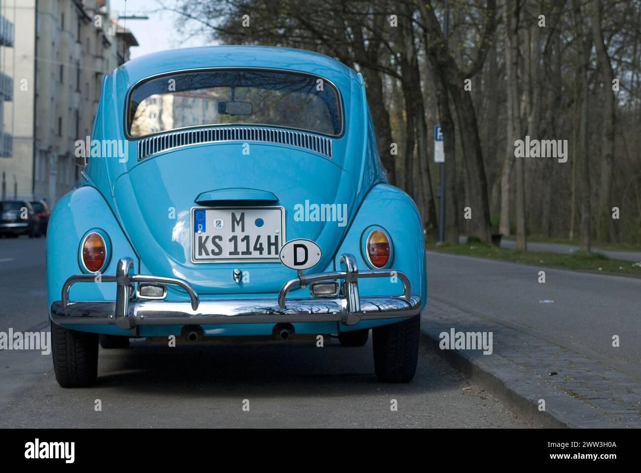 VW Escarabajo en azul claro aparcado - por favor efface número antes de publicar Foto de stock