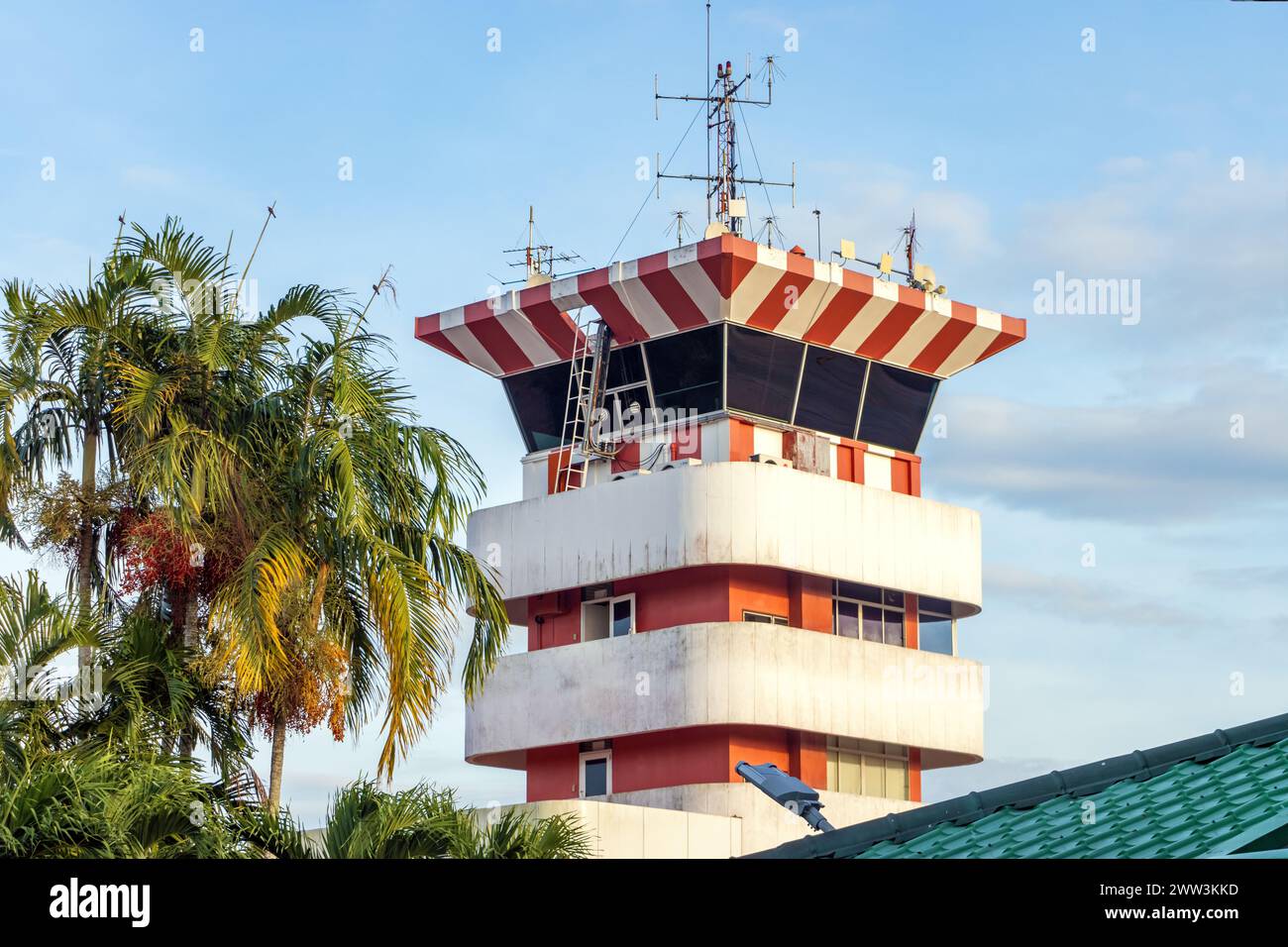 Una torre de control en un país tropical Foto de stock