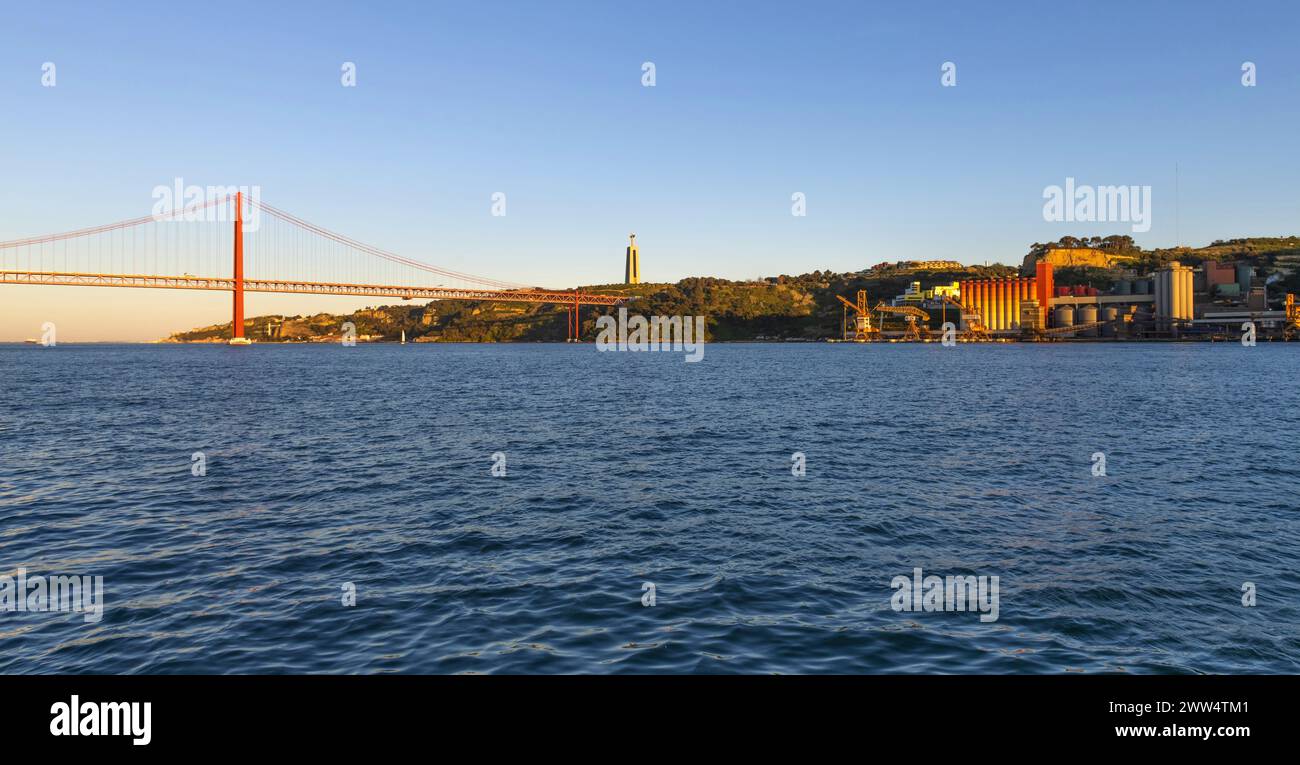 Orilla izquierda del río Tajo en Lisboa Foto de stock