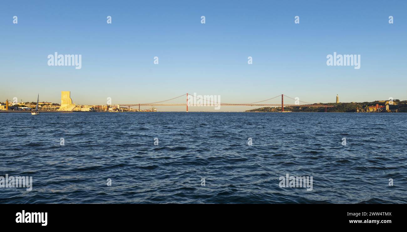 Puente 25 de Abril en Lisboa Foto de stock