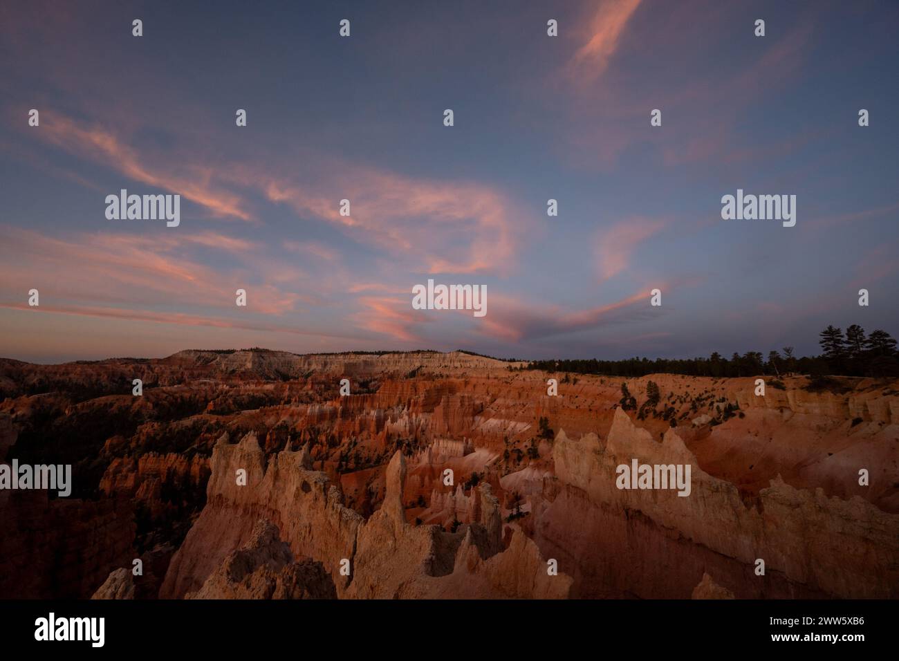 Wispy Clouds Glow Pink sobre Bryce Foto de stock