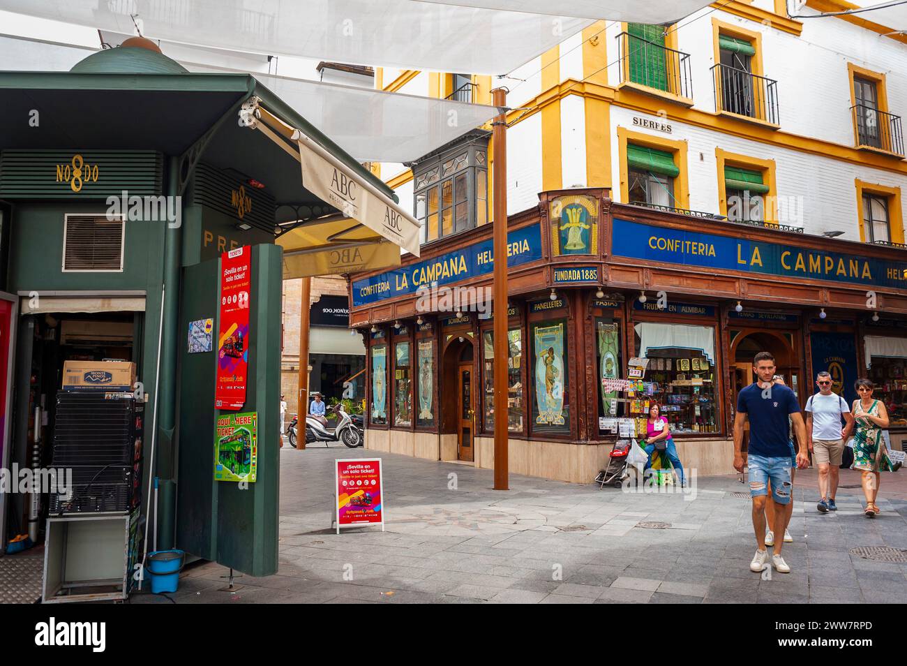 Sevilla, España, Paseos, Panadería tradicional española, Confiteria « La Campana » en Centro Histórico de la Ciudad, La Campana, Calle Escena Foto de stock