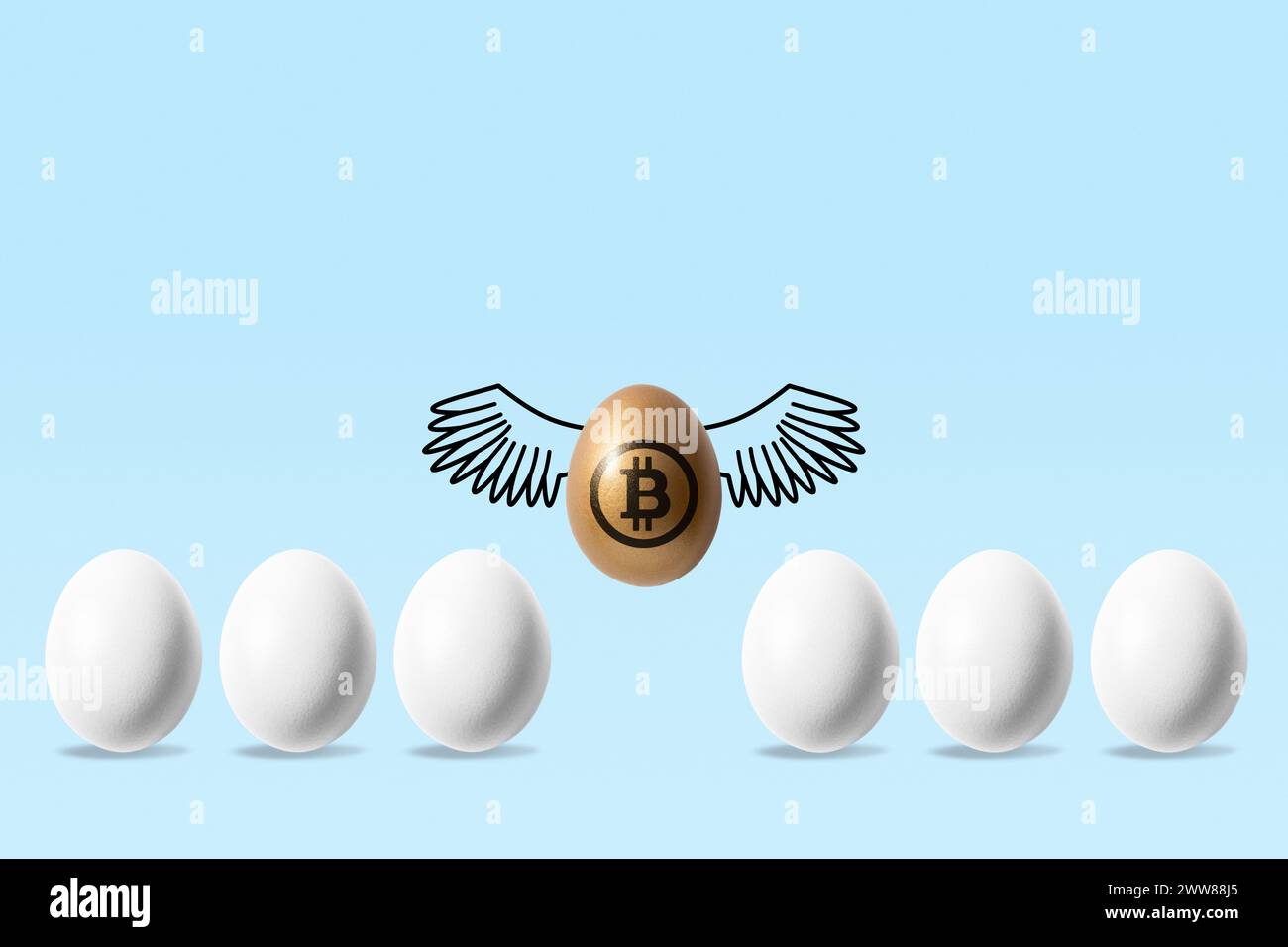Huevo de oro con un signo de bitcoin volando sobre huevos blancos sobre fondo azul. Concepto de inversión mínima. Foto de stock