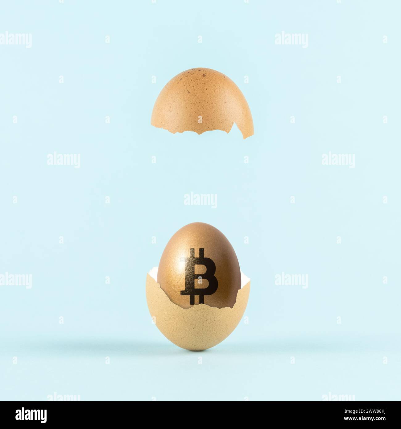 Huevo de oro con un signo de bitcoin en cáscara de huevo agrietada contra fondo azul pastel. Concepto de inversión mínima. Foto de stock