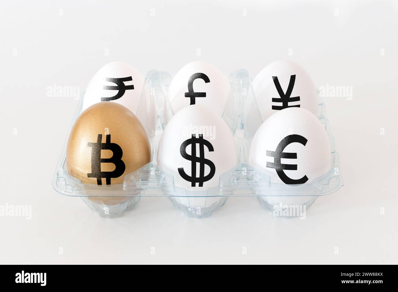 Huevo de oro con un signo de bitcoin. Huevos con signos de moneda en el embalaje sobre fondo blanco. Concepto de inversión mínima. Foto de stock