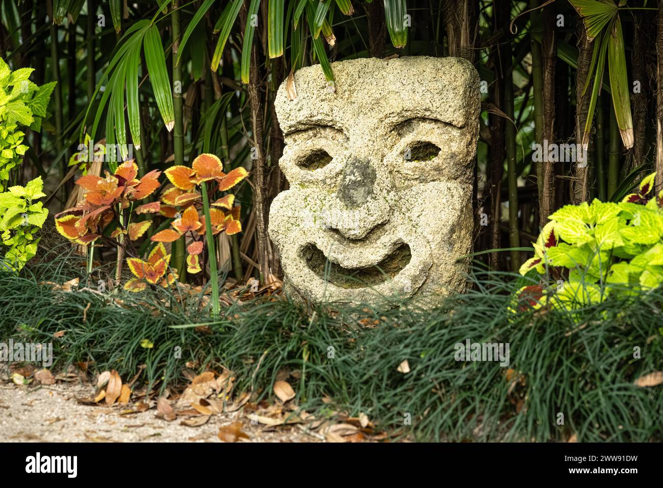 Adorno sonriente del jardín de la cara a lo largo de un camino del jardín en el parque estatal de Washington Oaks Gardens en Palm Coast, Florida. (EE.UU.) Foto de stock