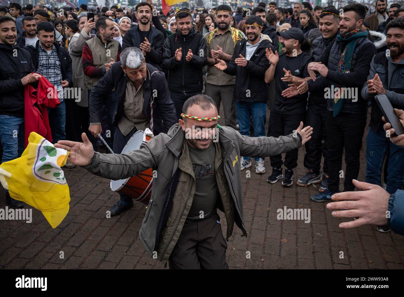 Diyarbakir, Turquía. 21 de marzo de 2024. Un hombre baila al acompañamiento de tambores y zurna. Miles de personas se reunieron en Diyarbakir y celebraron Newroz, que se considera la llegada de la primavera y el nuevo año del calendario persa. Llenaron Newroz Park con banderas verdes, rojas y amarillas y se divertieron cantando canciones kurdas. (Imagen de crédito: © Bilal Seckin/SOPA Images vía ZUMA Press Wire) ¡USO EDITORIAL SOLAMENTE! No para USO comercial! Foto de stock