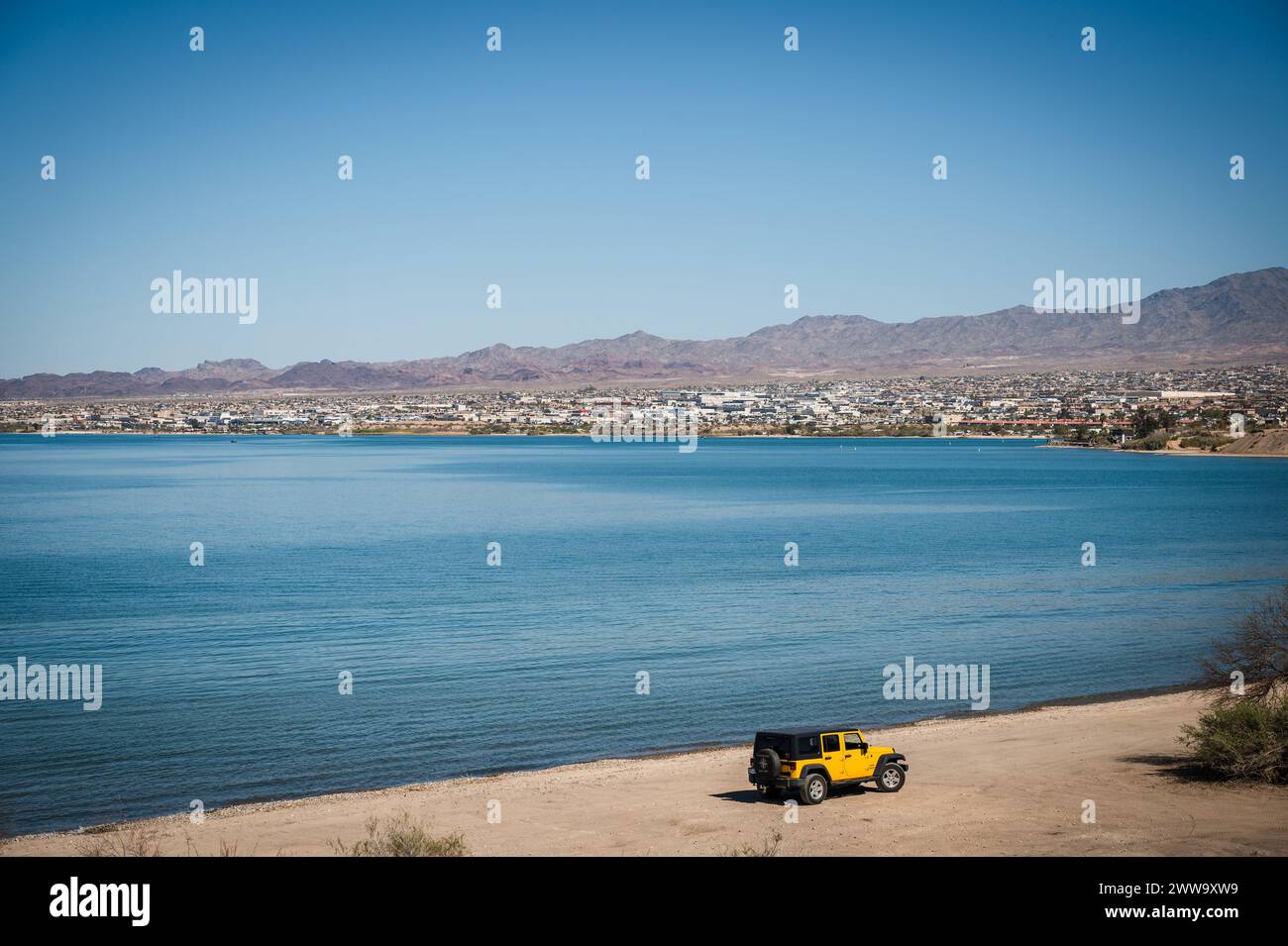 Un Jeep amarillo conduce a lo largo de las orillas del lago Havasu Arizona, EE.UU. Foto de stock