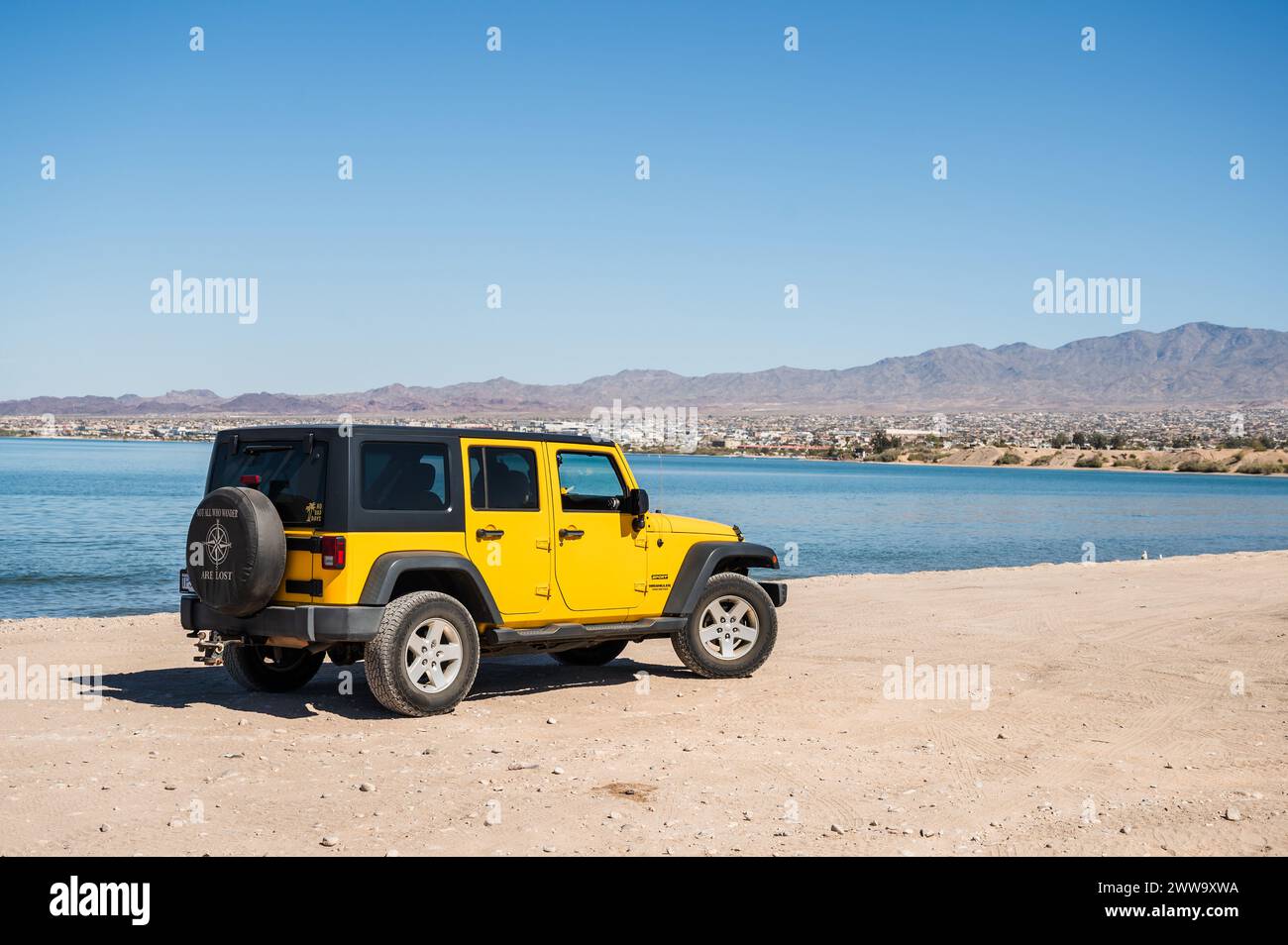 Un Jeep amarillo conduce a lo largo de las orillas del lago Havasu Arizona, EE.UU. Foto de stock