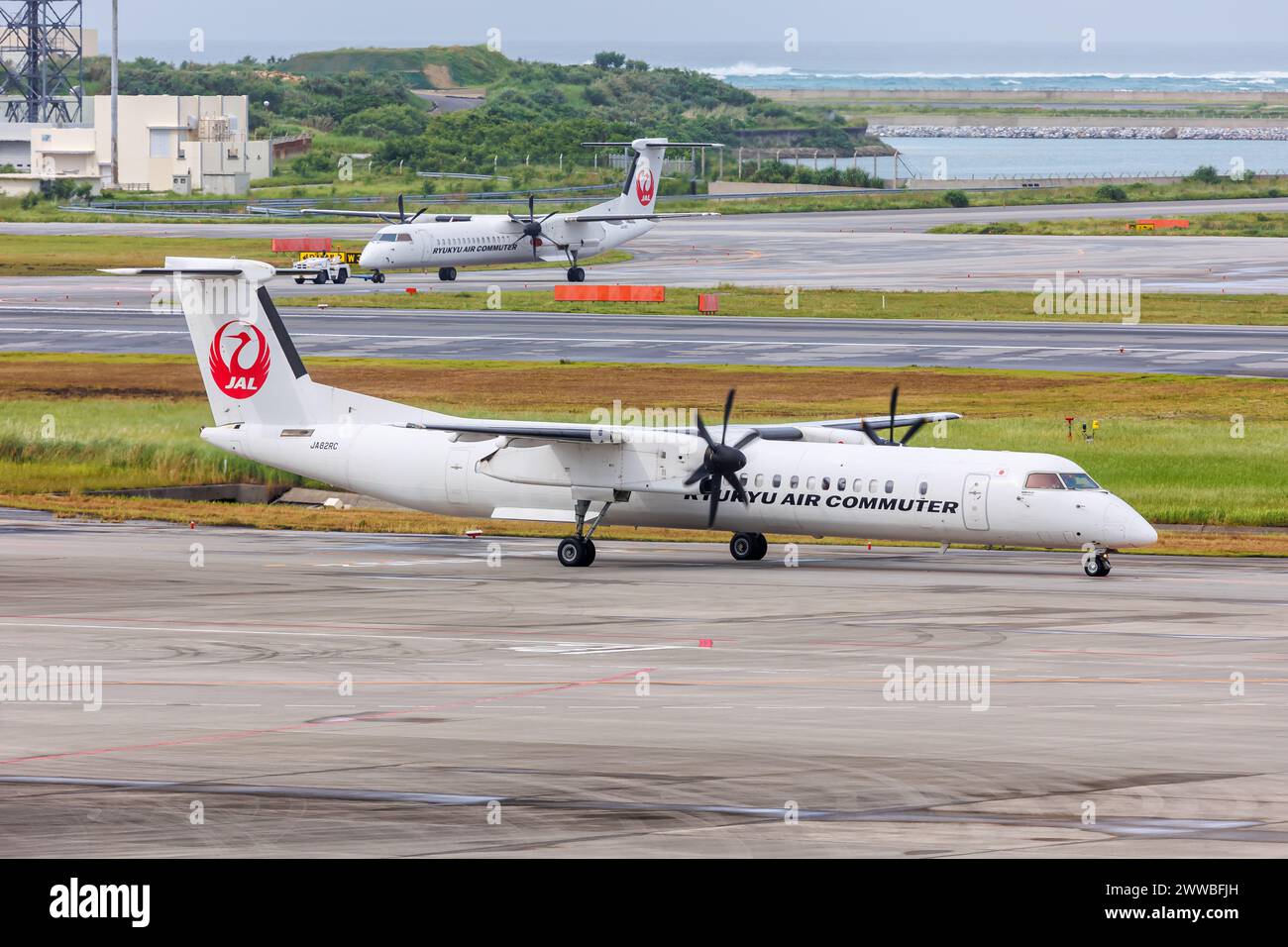 Naha, Japón - 3 de octubre de 2023: Aviones Ryukyu Air Commuter Dash 8 Q400 en el aeropuerto Okinawa Naha (OKA) en Japón. Foto de stock