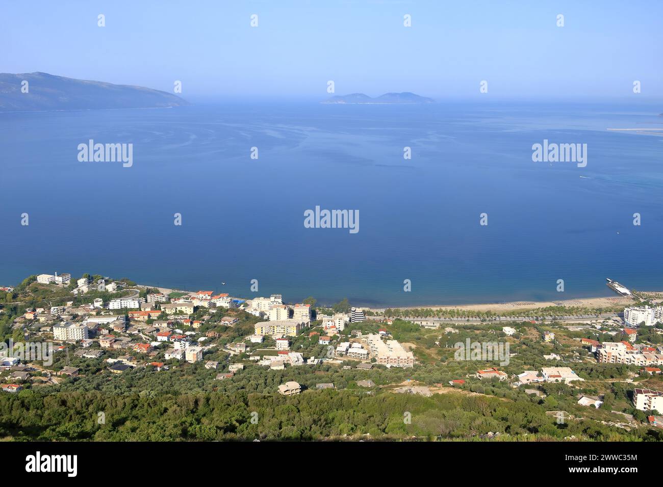 Ciudad turística de Vlora, terraplén de la ciudad, playas y el mar Adriático en Albania Foto de stock