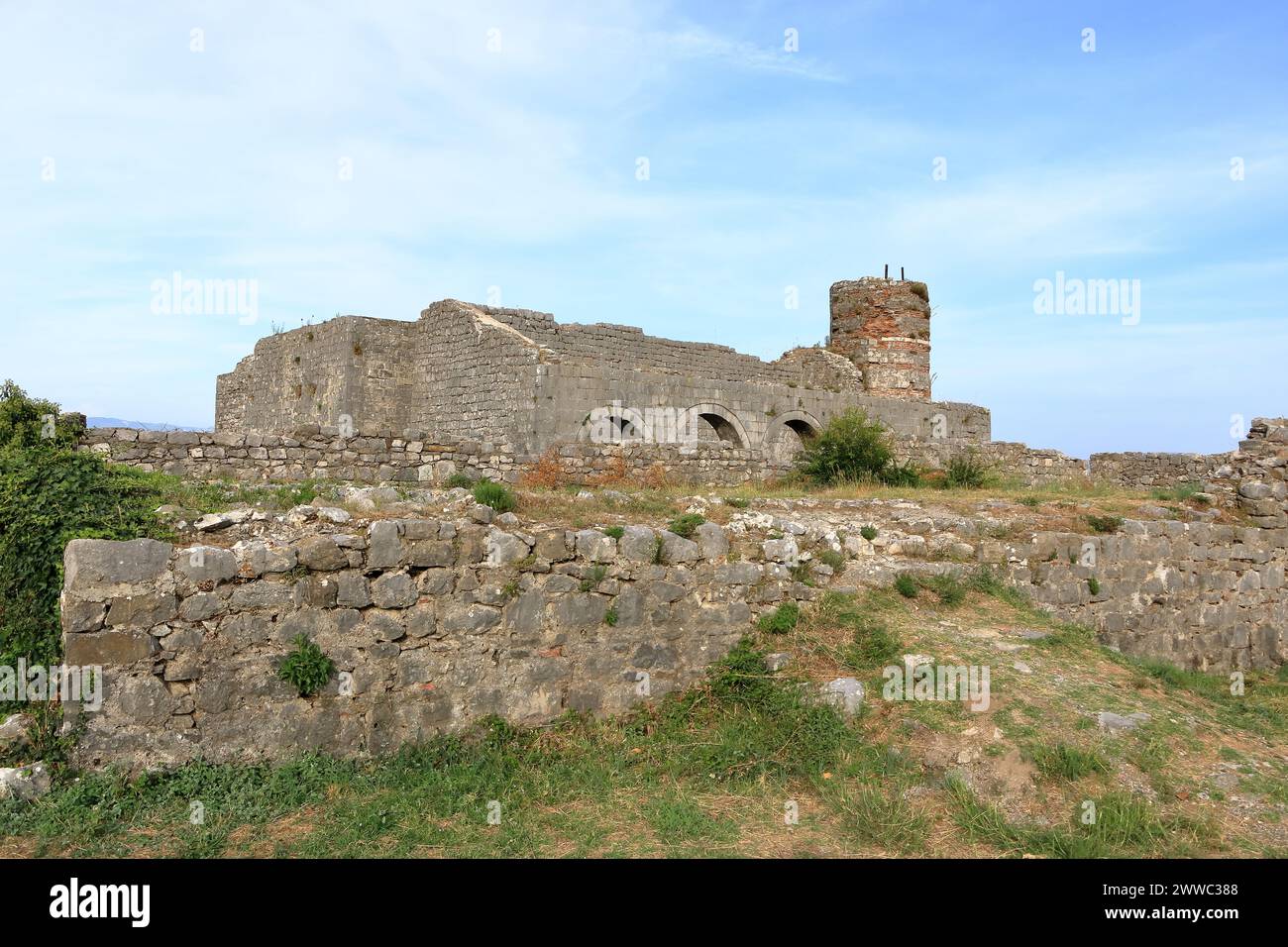 Las murallas del castillo de Rozafa y su ciudadela en la ciudad junto al lago Shkoder en Albania Foto de stock