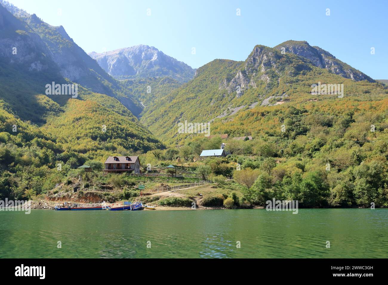 Asentamiento junto al lago Koman, Albania Foto de stock
